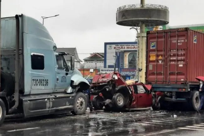 Tin tức tai nạn giao thông hôm nay 29/12/2021: Nữ công nhân bị xe container cán tử vong 3