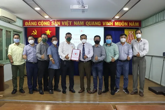 Trao quyết định thành lập CLB doanh nhân Chữ thập đỏ TPHCM và CLB Vì sức khỏe cộng đồng 1