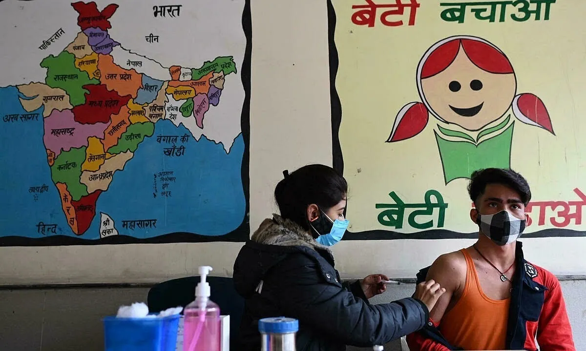 Ấn Độ bắt đầu tiêm vắc xin Covid cho thanh thiếu niên do lo ngại biến chủng mới Omicron