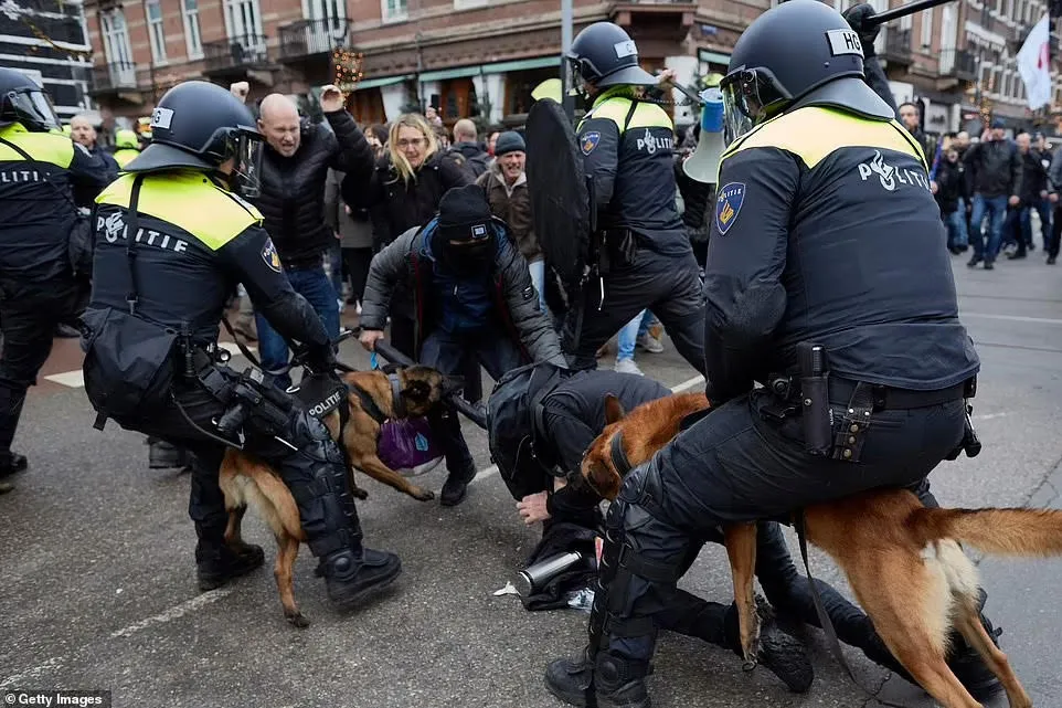 Chó cảnh sát “đàn áp” người biểu tình ở Hà Lan