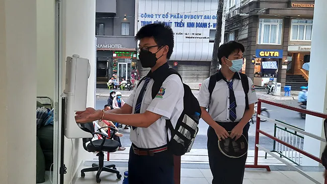  Học sinh lớp 10, Trường THPT Bùi Thị Xuân khử khuẩn trước khi vào trường