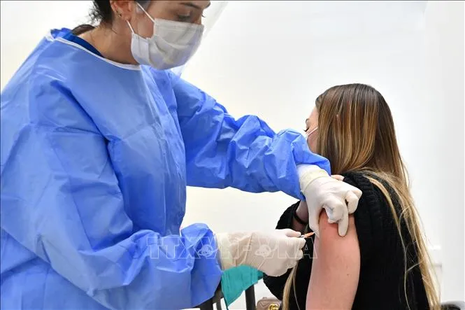 Italy xem xét việc bắt buộc tiêm vaccine phòng COVID-19