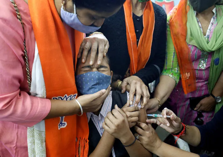Ấn Độ tăng tốc tiêm vaccine cho thanh thiếu niên
