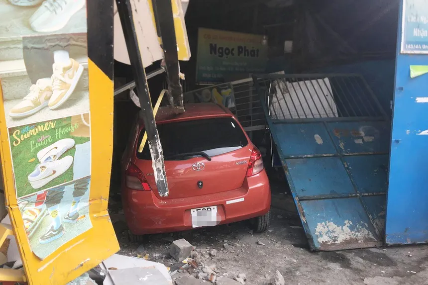 TPHCM: Ôtô tông sập cửa nhà dân