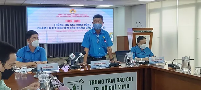 Ông Trần Đoàn Trung, Phó chủ tịch Liên đoàn lao động TPHCM trả lời tại họp báo
