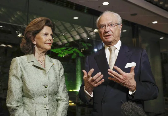 Vua Carl XVI Gustaf và hoàng hậu Sylvia - Ảnh: KYODO NEWS