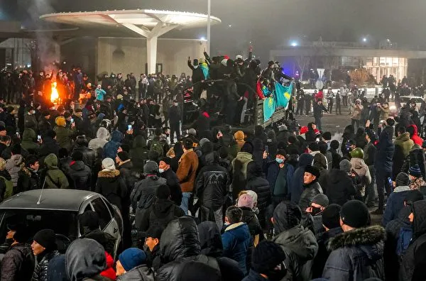 Chính phủ Kazakhstan từ chức tập thể trước làn sóng biểu tình phản đối của người dân 1