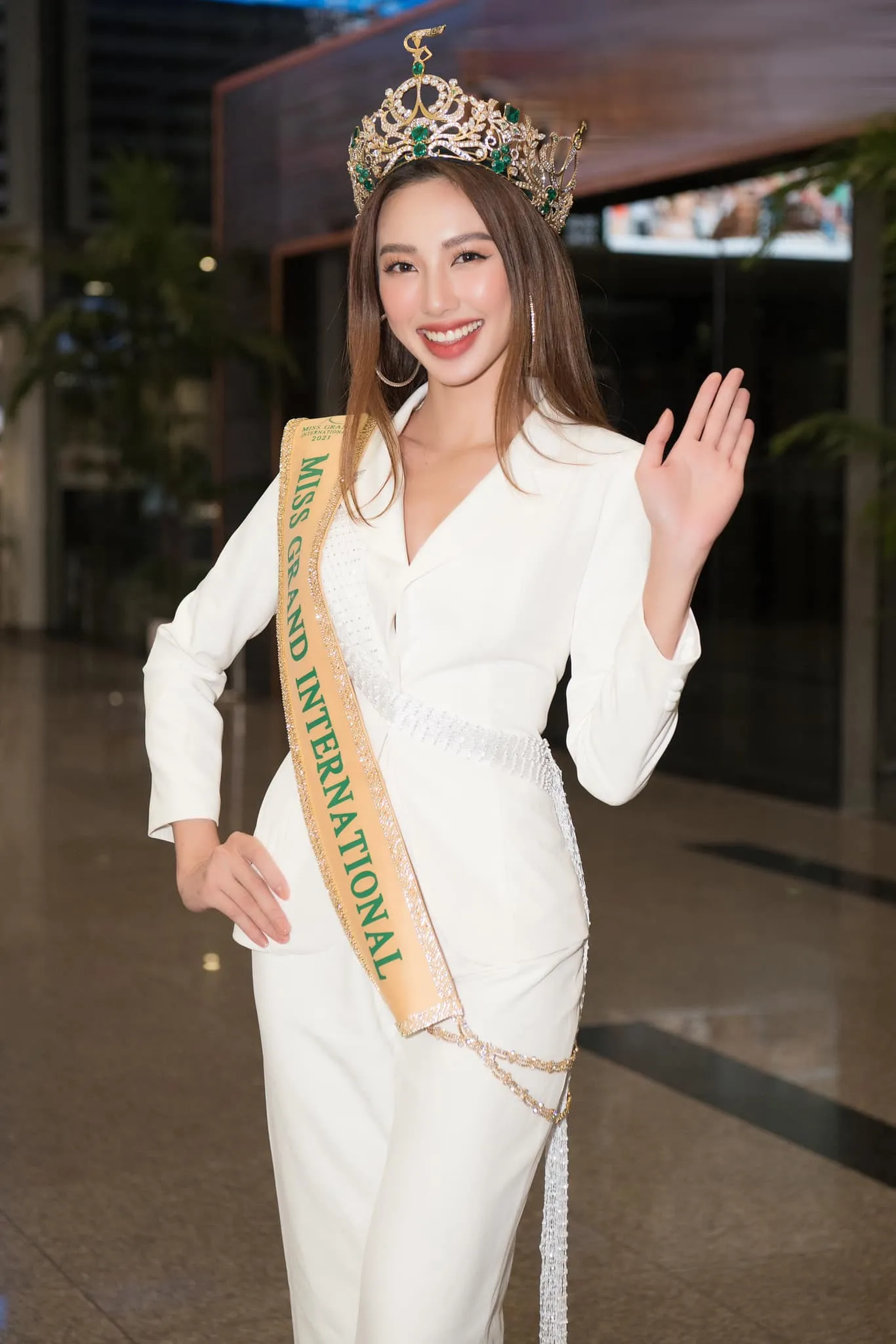 Hoa hậu Hòa Bình Thế giới 2021 Thùy Tiên trở về TPHCM.
