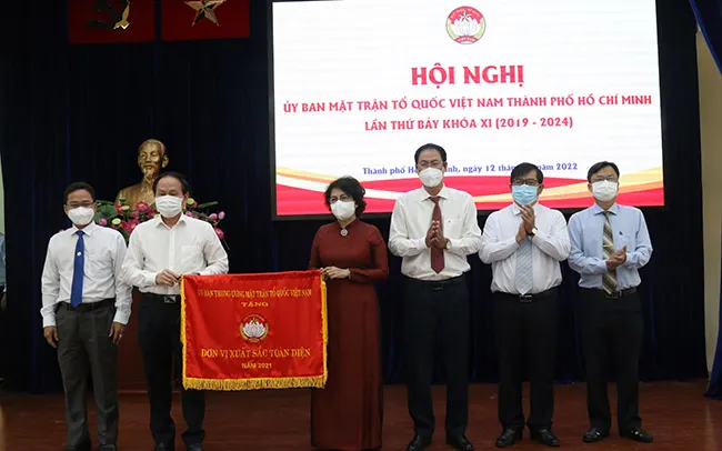 Phó Chủ tịch Trung ương Ủy ban MTTQ Việt Nam Lê Tiến Châu trao Cờ thi đua xuất sắc toàn diện cho Uỷ ban MTTQ Việt Nam TPHCM.