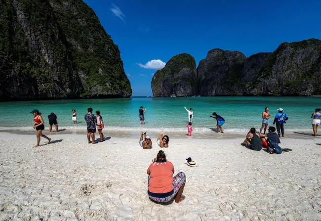 Du khách đến thăm đảo Krabei – Một trong những điểm đến tại Thái Lan