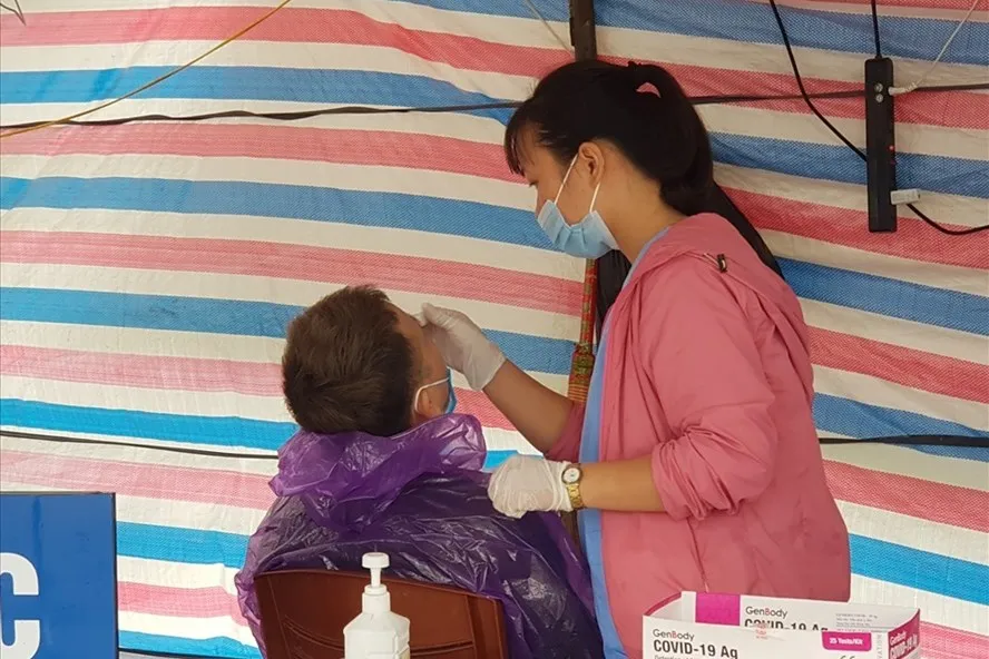  Người đến/về Ninh Bình trong dịp Tết Nguyên đán Nhâm Dần 2022 phải khai báo y tế và lấy mẫu xét nghiệm sàng lọc SARS-CoV-2. Ảnh: NT 