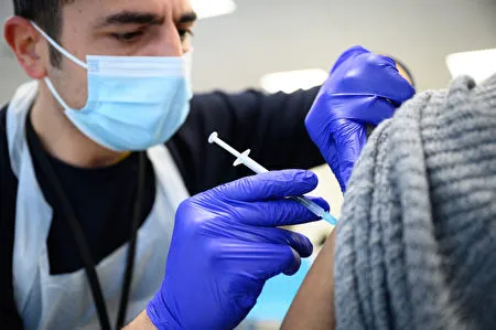 Một phụ nữ người Anh đang tiêm vắc-xin mũi tăng cường. (Getty Images) 