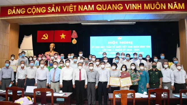 Ủy ban Trung ương MTTQ Việt Nam tặng bằng khen 1 tập thể, 1 cá nhân; Ủy ban MTTQ Việt Nam Thành phố tặng bằng khen 8 tập thể, 16 cá nhân có thành tích xuất sắc trong công tác Mặt trận năm 2021.