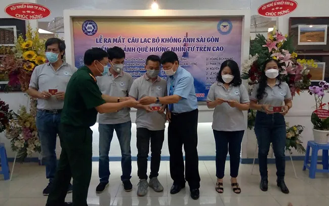 Các thành viên CLB Không ảnh Sài Gòn nhận thẻ chứng nhận thành viên.
