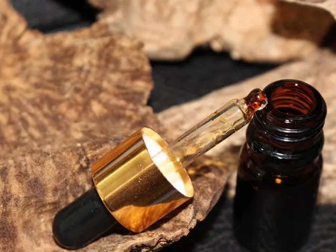 tinh-dau-tram-huong-co-tac-dung-gi-8-loi-ich-ai-cung-nen-biet-voh-2