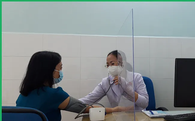 Bác sĩ Kiều đang khám cho bệnh nhân đặt lịch khám qua ứng dụng