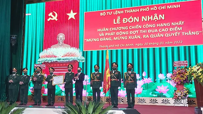 Bộ Tư lệnh thành phố Hồ Chí Minh đón nhận Huân chương chiến công hạng nhất.\\