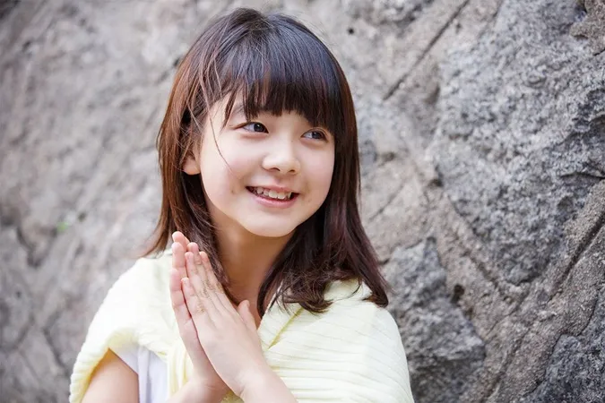 Nữ phụ Our Beloved Summer gây bất ngờ với nhan sắc xinh xắn thời thơ ấu 11