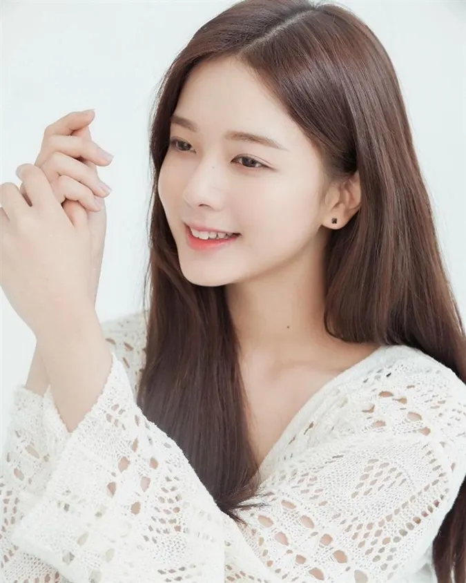 Nữ phụ Our Beloved Summer gây bất ngờ với nhan sắc xinh xắn thời thơ ấu 9