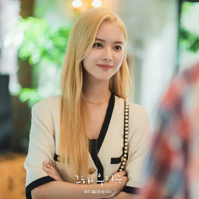 Nữ phụ Our Beloved Summer gây bất ngờ với nhan sắc xinh xắn thời thơ ấu 3