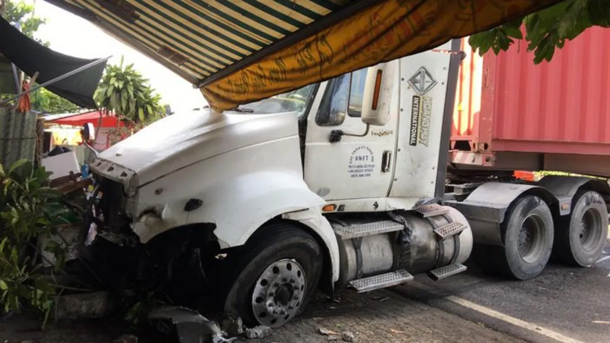 Tin tức tai nạn giao thông hôm nay 28/1/2022: Container gây tai nạn liên hoàn, 7 người bị thương 1