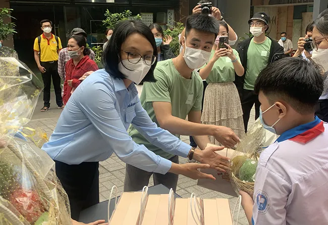 Chủ tịch Hội đồng Đội TPHCM Trần Thu Hà gửi quà, giỏ trái cây và bông cho các em học sinh mồ côi do dịch Covid-19