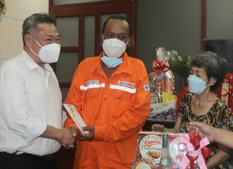 Chủ tịch HĐTV EVNHCMC – ông Phạm Quốc Bảo thăm và tặng quà Tết cho công nhân có hoàn cảnh khó khăn