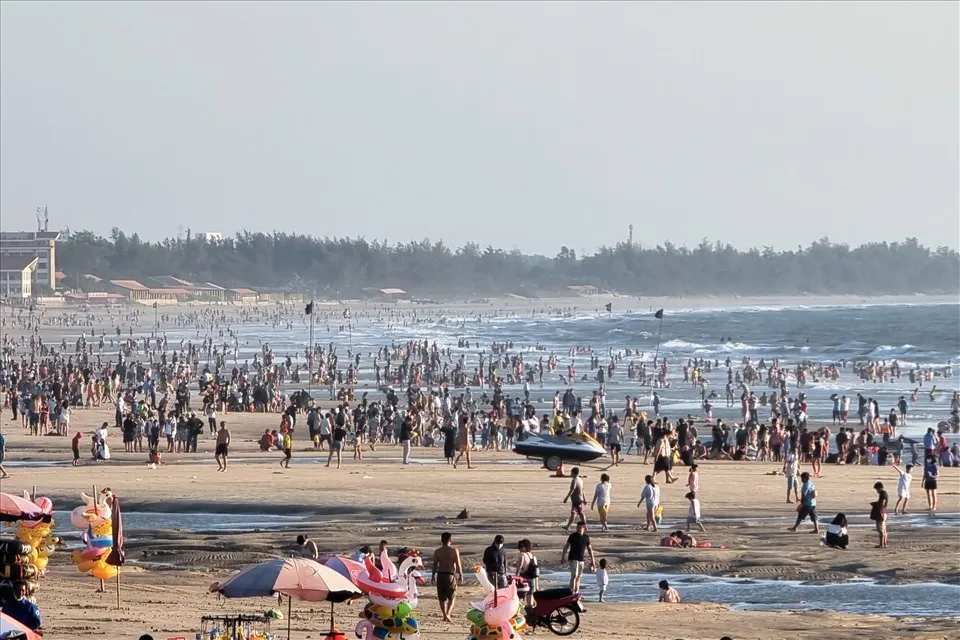 Hàng trăm ngàn du khách đổ về Vũng Tàu tắm biển trong 3 ngày Tết