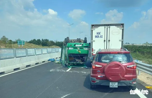 Hiện trường vụ tai nạn vụ lật xe trên cao tốc Trung Lương - Mỹ Thuận