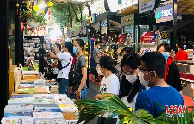 Đường sách Thành phố thu hút đông đảo độc giả dịp Tết Nguyên Đán 1