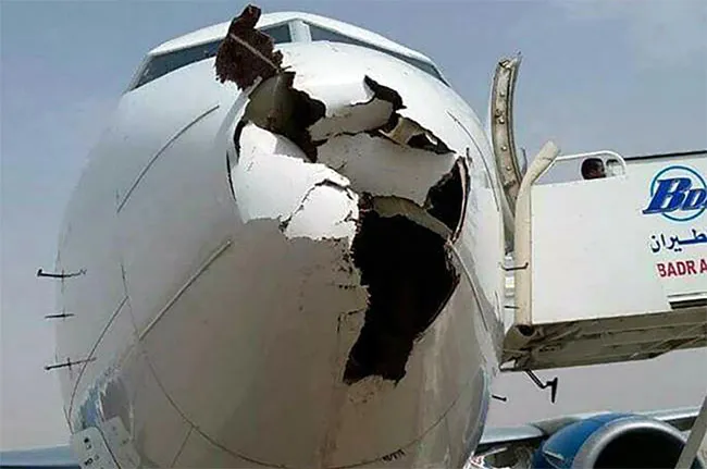 Một chiếc Boeing 737 tại Sudan bị hỏng phần mũi do va chạm với chim khi vừa cất cánh. (Ảnh: Aviation WG)