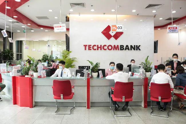 Khách hàng giao dịch tại chi nhánh của Techcombank.