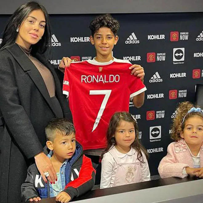 Con trai Ronaldo ký hợp đồng với MU - Messi chốt bến đỗ mới