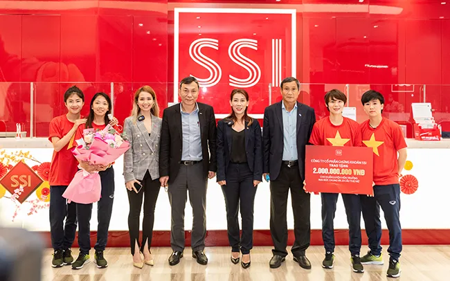 Công ty Cổ phần Chứng khoán SSI trao tặng Đội tuyển bóng đá nữ Việt Nam 2 tỷ đồng