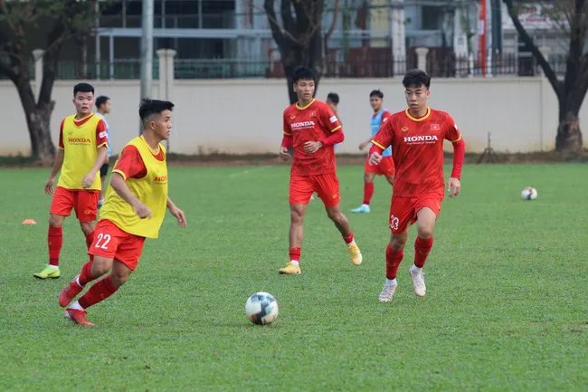 U23 Việt Nam có buổi tập đầu phấn khởi - Đình Trọng gia nhập Bình Định