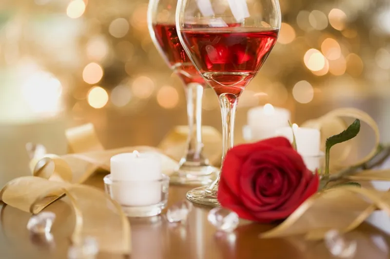 Ở Úc, bạn có thể đón Valentine bên những người thân hoặc bạn bè và tặng quà cho nhau.