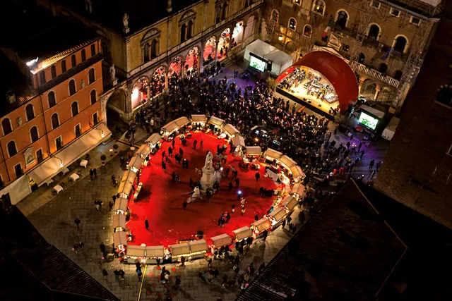Khi mới có ngày Valentine, người Ý kỉ niệm nó như một lễ hội mùa xuân. 