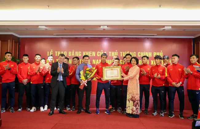 Hoàng Đức xuất sắc đoạt Quả bóng Vàng Việt Nam 2021