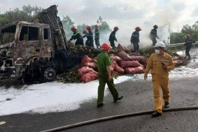 Tin tức tai nạn giao thông hôm nay 17/2/2022: Dừng xe buộc hàng, tài xế bị tông tử vong 2