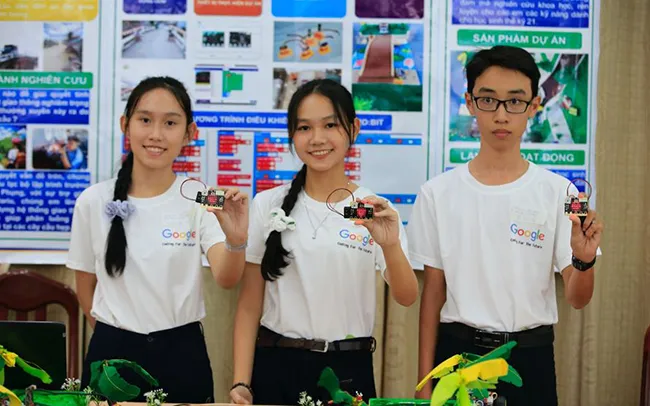 Các em học sinh trường THCS Hiếu Phụng, huyện Vũng Liêm, tỉnh Vĩnh Long với sản phẩm lập trình ứng dụng bo mạch micro:bits