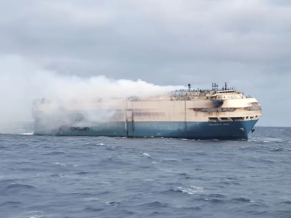 Vụ tàu chở 4.000 ôtô bốc cháy: Ngọn lửa đã tàn sau 5 ngày