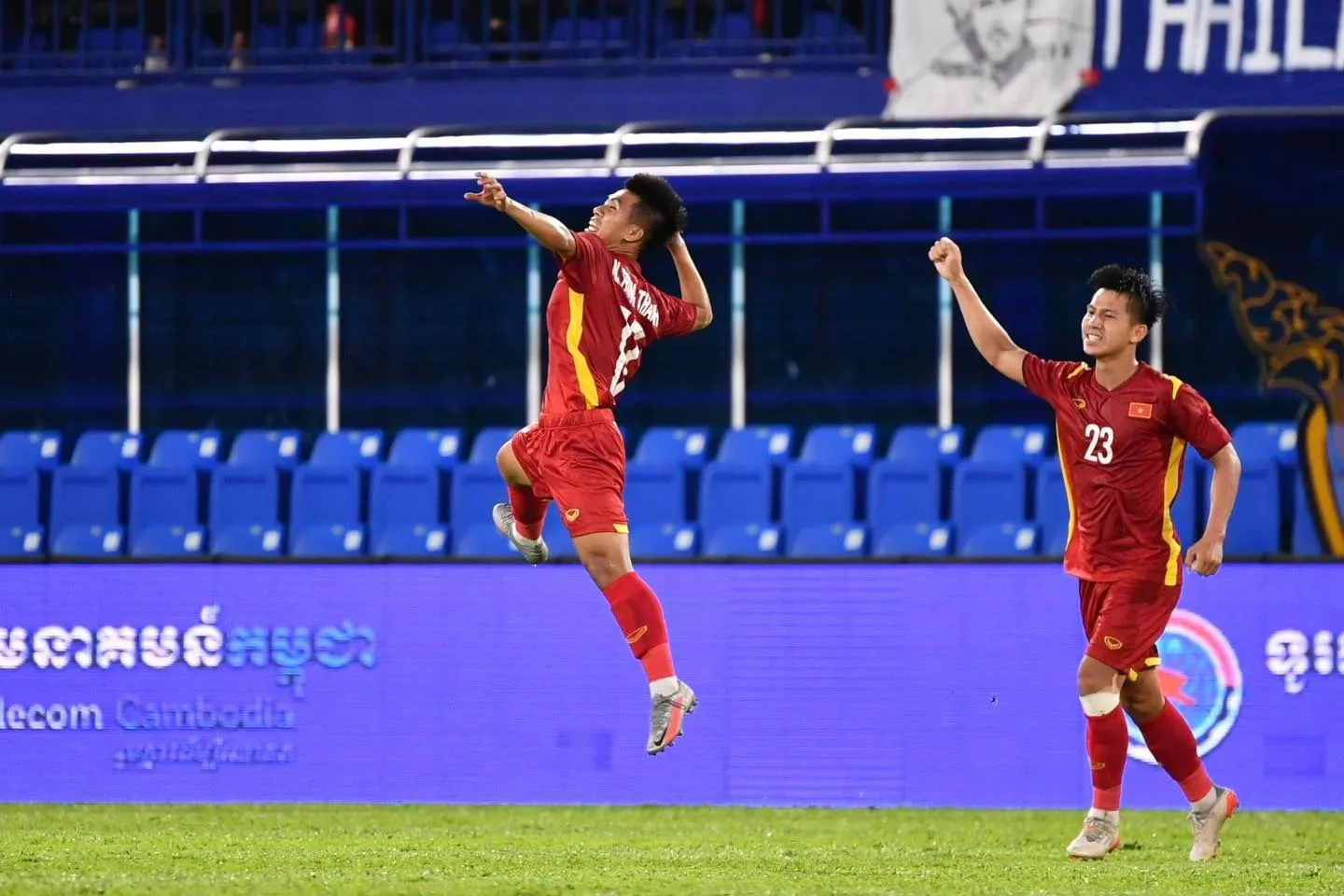 Đá bại U23 Thái Lan, U23 Việt Nam hiên ngang vào bán kết với ngôi đầu bảng C