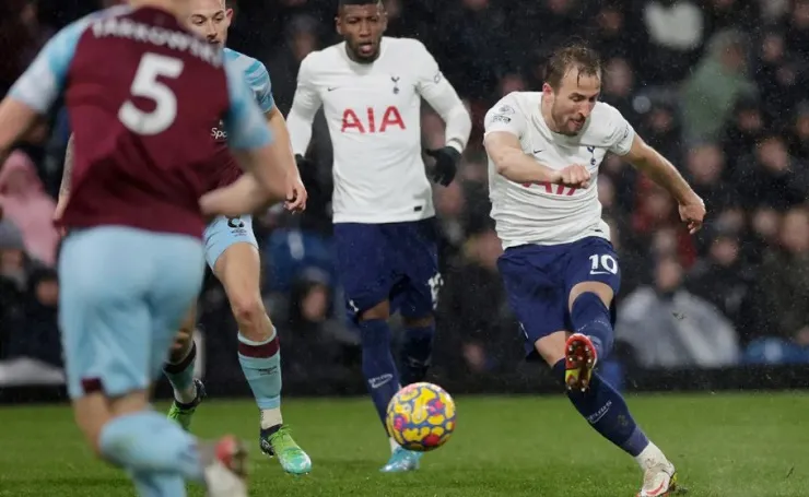 Liverpool phả hơi nóng lên Man City - Tottenham bại trận trên sân Burnley