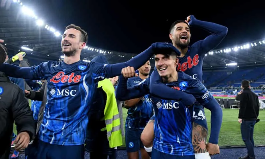 Barca chen chân vào Top 4 La Liga - Napoli vươn lên giành ngôi đầu Serie A