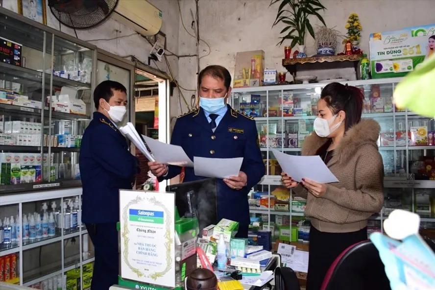 Lực lượng Quản lý thị trường tỉnh Tuyên Quang kiểm tra một cửa hàng thuốc tân dược trên địa bàn. 