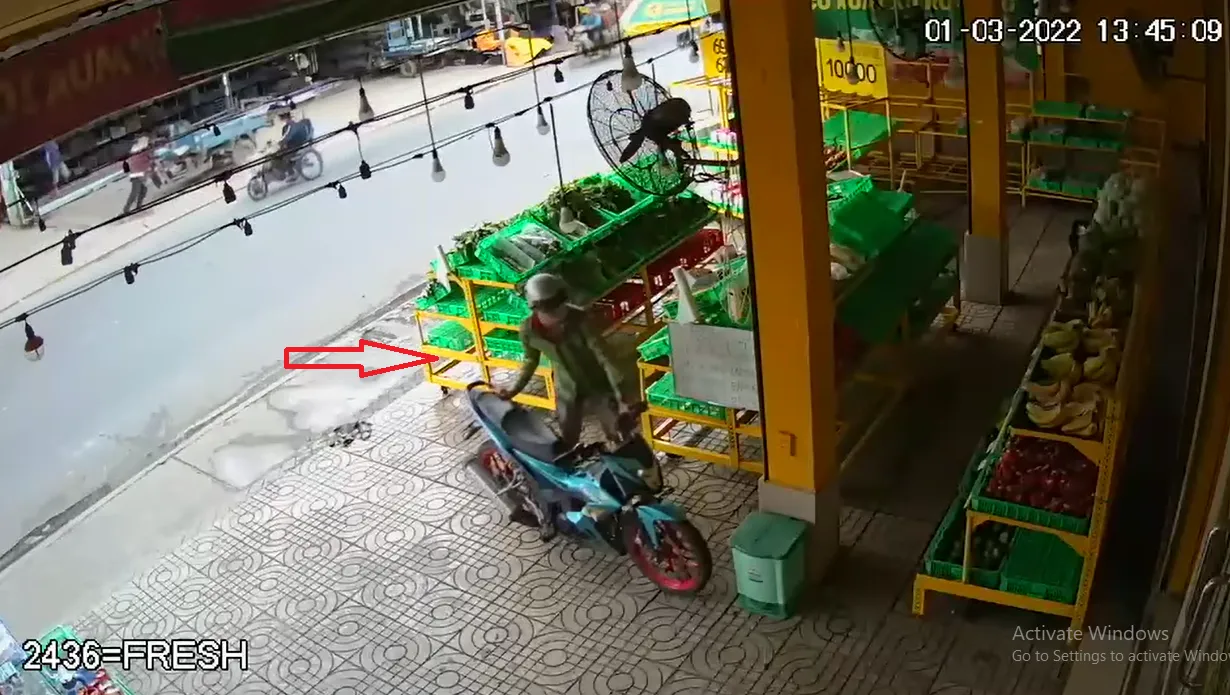 Xe máy dựng trước cửa hàng bị trộm lấy trong 20 giây