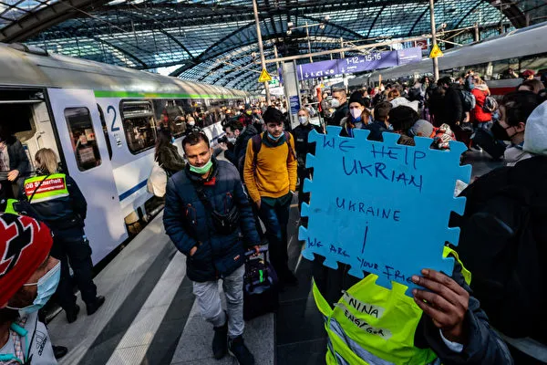 Khoảng 1.300 người tị nạn Ukraine đã tới Berlin, Đức vào ngày 1/3/2022 bằng tàu hỏa. (Ảnh: Getty Images)