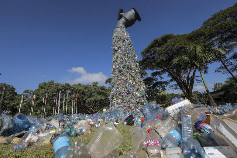 Mô hình chất thải nhựa khổng lồ do nghệ nhân người Canada thiết kế đang được trưng bày ở Nairobi, Kenya để làm nổi bật tác hại của nhựa lên hành tinh.