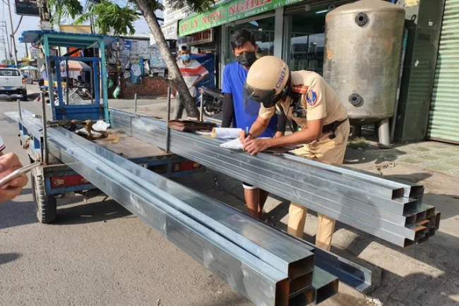 Phạt nặng thanh niên chạy xe máy vác bó sắt dài 6,8 mét 2