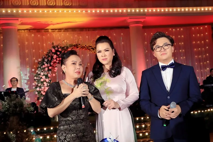 Việt Hương và Phương Loan ôm nhau nức nở trên sân khấu vì nhớ Chí Tài 2